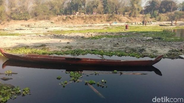 Kala Air Bengawan Solo Sepekat Jelaga dan Merebakkan Aroma Busuk