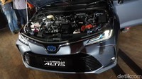 All New Corolla Altis Hybrid berbagi platform dengan CH-R Hybrid, kode mesin 2ZR-FXE 1.8-liter VVT-i dapat mengeluarkan daya 98 tk dan torsi 142 Nm. Sementara motor listriknya disebut menggunakan Permanent Magnet Synchronous, dengan daya 600 volt bisa menghasillkan tenaga 72 tk dan torsi 163 Nm. Ridwan Arifin/detikOto.