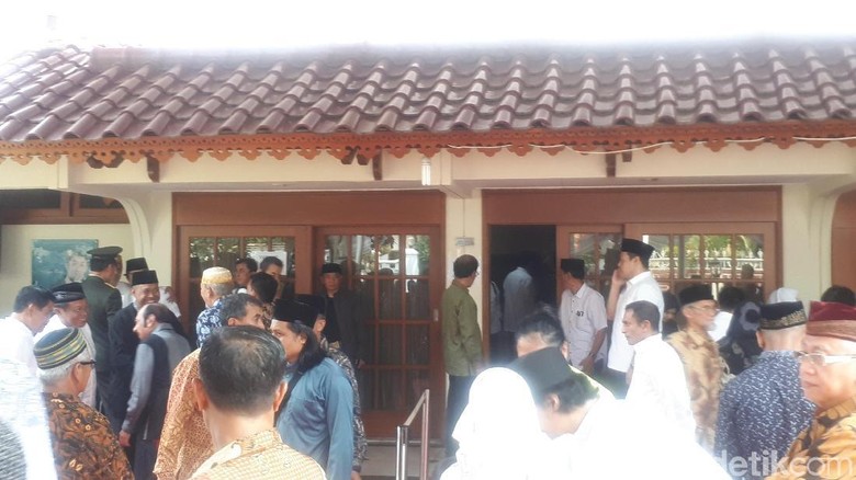 Pelayat Berdoa dan Lantunkan Surat Yasin di Rumah Duka BJ Habibie Pelayat Berdoa dan Lantunkan Surat Yasin di Rumah Duka BJ Habibie