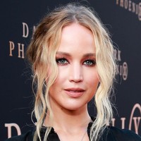 Tak seperti artis terkenal pada umumnya, Jennifer Lawrence justru tidak ingin banyak menghambur-hamburkan uangnya. Bintang The Hunger Games ini lebih memilih untuk mengendarai Volkswagen Eos (mobil lama yang diproduksi dari 2006 - 2015), tidak berbelanja berlebihan, bahkan menggunakan kupon diskon saat berbelanja. Jennifer justru lebih banyak mengeluarkan uangnya untuk didonasikan kepada rumah sakit dari tempat asalnya di Louisville, Norton Childrens Hospital. Dia dikabarkan telah mendonasikan sekitar US$ 2 juta untuk rumah sakit tersebut. Sebuah ruangan di rumah sakit itu pun sampai didedikasikan untuknya dan diberi nama The Jennifer Lawrence Foundation Cardiac Intensive Care Unit. Foto: Getty Images
