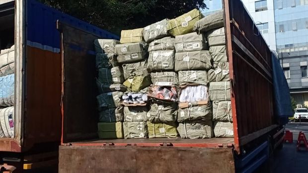 Truk berisi pakaian bekas.