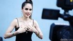 Tumben! Cinta Laura Tampil Seksi dengan Tanktop