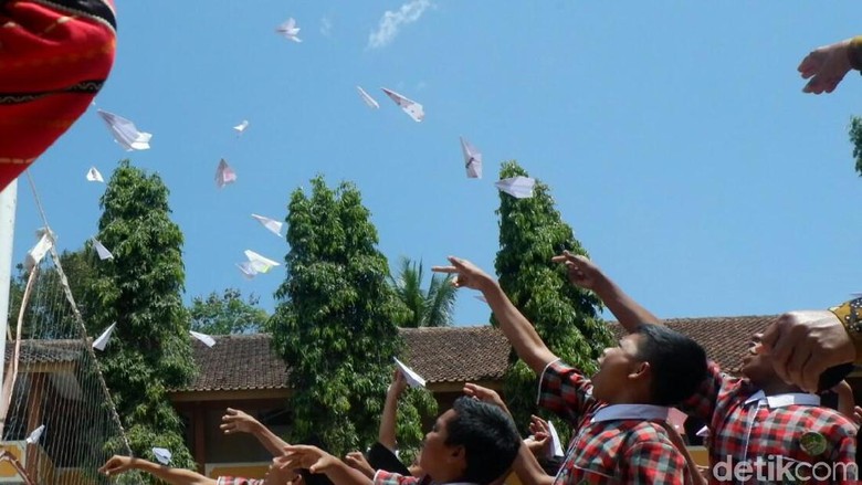 Siswa di Banjarnegara Terbangkan Ratusan Pesawat Kertas untuk BJ Habibie Siswa di Banjarnegara Terbangkan Ratusan Pesawat Kertas untuk BJ Habibie
