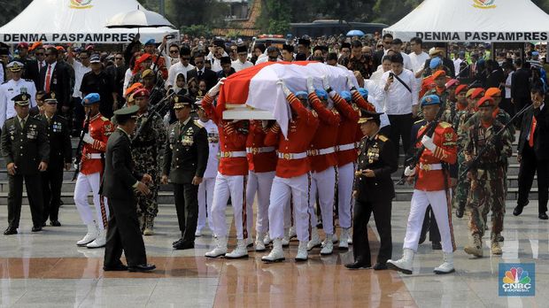 Kisah Cinta Habibie-Ainun: Seperti Pengantin Baru Selamanya
