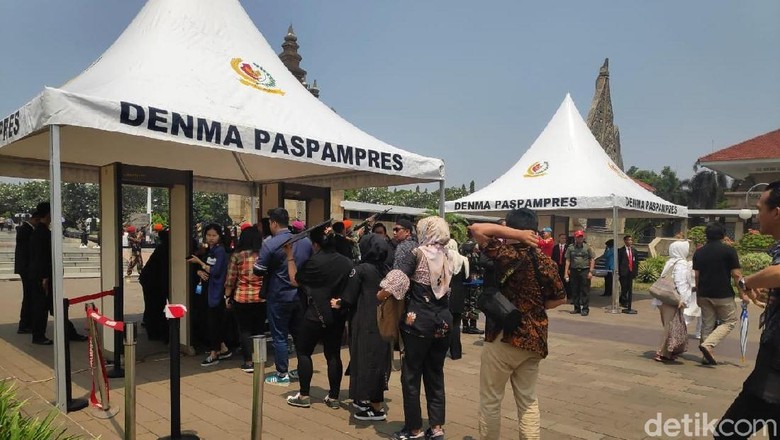Jelang Pemakaman BJ Habibie, Warga Mulai Berdatangan ke TMP Kalibata Jelang Pemakaman BJ Habibie, Warga Mulai Berdatangan ke TMP Kalibata