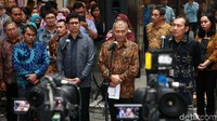 Ketua KPK Agus Rahardjo bersama Wakil Ketua KPK Laode M. Syarief dan Saut Situmorang memberi pernyataan  di KPK, Jalan Kuningan Persada, Jakarta Selatan, Kamis (12/9/2019).