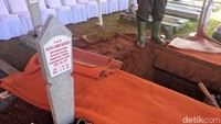 detikcom memantau suasana di lokasi pemakaman di TMP Kalibata, Jakarta Selatan, Kamis (12/9/2019) pagi. Sejumlah petugas tampak melakukan penggalian di calon makam Habibie. (Foto: Jefrie/detikcom)