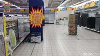 Menurut pemantauan detikcom, Giant yang berada di lantai dasar Poin Square memang sudah menempelkan banyak selembaran pemberitahuan obral besar-besaran. Salah satunya tertulis Semua Harus Terjual Habis.