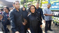 Menteri Kabinet Kerja juga tampak berbondong-bondong hadir untuk melayat, salah satunya Menteri Kelautan dan Perikanan Susi Pudjiastuti.