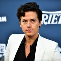 Bibir yang lembap dan tidak pecah-pecah akan membuat wajah pria terlihat lebih sehat. Sepertinya perawatan bibir tidak hanya untuk wanita, tapi juga pria. Mungkin tak perlu pakai lip scrub atau masker bibir. Cukup lip balm dengan SPF yang melindungi dari sinar matahari. Foto: Frazer Harrison/Getty Images