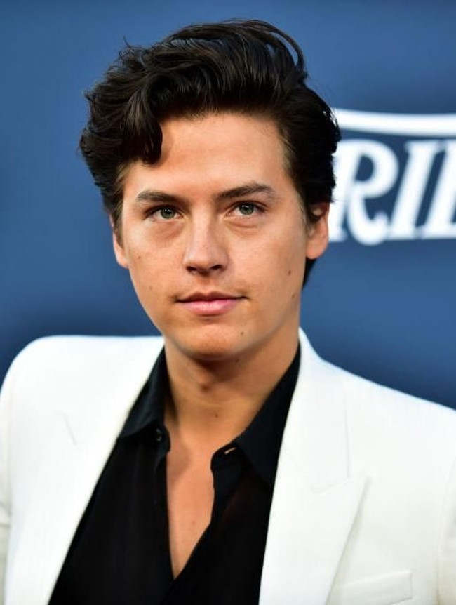 Bibir yang lembap dan tidak pecah-pecah akan membuat wajah pria terlihat lebih sehat. Sepertinya perawatan bibir tidak hanya untuk wanita, tapi juga pria. Mungkin tak perlu pakai lip scrub atau masker bibir. Cukup lip balm dengan SPF yang melindungi dari sinar matahari. Foto: Frazer Harrison/Getty Images