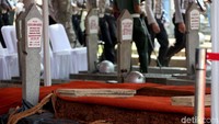 Beragam persiapan menjelang pemakaman Presiden ke-3 RI BJ Habibie nampak dilakukan di TMP Kalibata. Di sebelah makam sang istri, Hasri Ainun Habibie, sang teknokrat kebanggan Indonesia tersebut akan dikebumikan.