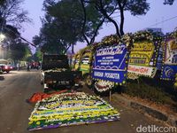 Pagi Hari, Karangan Bunga Berjejeran di Rumah Duka BJ Habibie