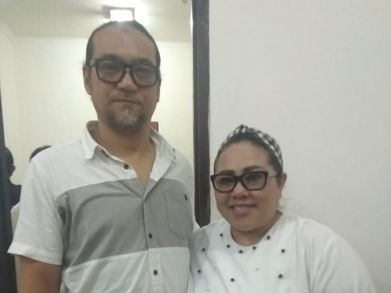 Foto: Nunung dan suami, July Jan Sambiran beserta barang bukti kasus narkoba diserahkan ke Kejari Jakarta Selatan. (Istimewa) Foto: Nunung dan suami, July Jan Sambiran beserta barang bukti kasus narkoba diserahkan ke Kejari Jakarta Selatan. (Istimewa)