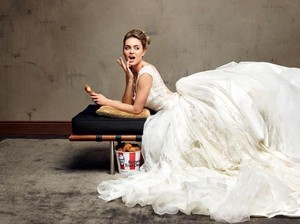 Perusahaan Fast Food Ini Beri Fasilitas Pengantin yang Gelar Resepsi Bertema Ayam Goreng
