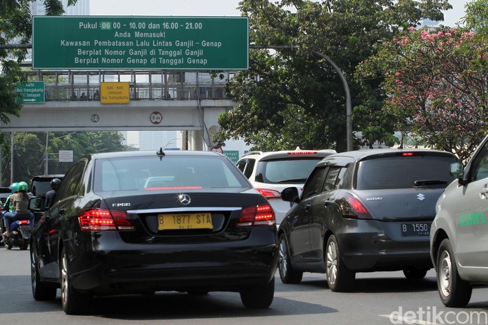 Tiga ruas jalan protokol di Jakarta dibebaskan dari ganjil genap pagi ini. Hal itu dilakukan untuk memudahkan masyarakat yang hendak melayat Almarhum BJ Habibie