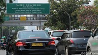 Tiga ruas jalan yang bebas ganjil genap itu diantaranya adalah Jl HR Rasuna Said, Jl Jenderal Gatot Subroto, dan Jl MT Haryono.