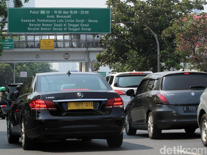 Tiga ruas jalan protokol di Jakarta dibebaskan dari ganjil genap pagi ini. Hal itu dilakukan untuk memudahkan masyarakat yang hendak melayat Almarhum BJ Habibie