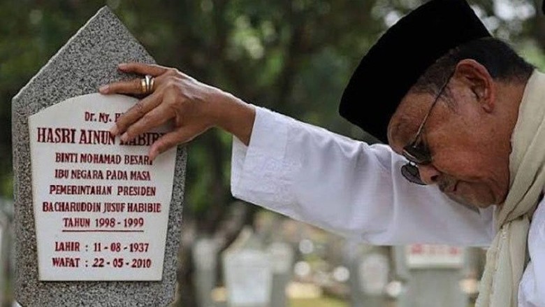 Pesan Terakhir Habibie dan Selendang Ainun yang Dipakai hingga Akhir Hayat Pesan Terakhir Habibie dan Selendang Ainun yang Dipakai hingga Akhir Hayat