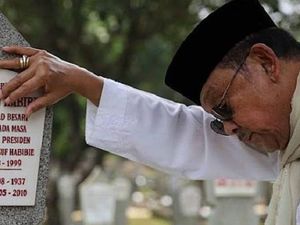 Pesan Terakhir Habibie dan Selendang Ainun yang Dipakai hingga Akhir Hayat