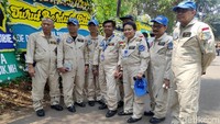 Sejumlah karyawan PT Dirgantara Indonesia (PTDI) melakukan perjalanan dari Bandung ke Jakarta untuk melayat ke rumah duka Presiden ke-3 RI BJ Habibie yang berada di kawasan Patra Kuningan, Jakarta, Kamis (12/9/2019).