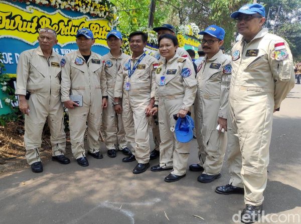 Karyawan PT DI Takziah ke Rumah Duka BJ Habibie