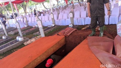 Persiapan Pemakaman BJ Habibie di Sebelah Pusara Ainun