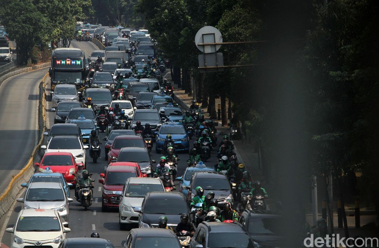 Kemacetan di Jakarta. Foto: Rifkianto Nugroho Kemacetan di Jakarta. Foto: Rifkianto Nugroho