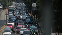 Dibebaskannya tiga ruas jalan protokol di Jakarta tersebut menimbulkan kemacetan di salah satu ruas jalan tersebut. Antrean panjang kendaraan nampak terlihat.
