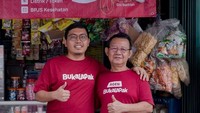 Ini pose Zaky saat mampir ke warung kelontong Pak Prio. Warung ini merupakan mitra Bukalapak yang salah satunya ia sambangi. Foto: Instagram achmadzaky