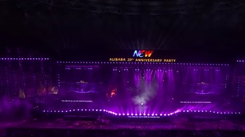 Alibaba mengadakan event khusus perpisahan Jack Ma sekaligus memperingati 20 tahun perusahaan yang dihadiri ribuan karyawan di stadion yang berlokasi di Hangzhou, tempat markas besar mereka sekaligus kota di mana Alibaba dilahirkan pada tahun 1999. Foto: YouTube