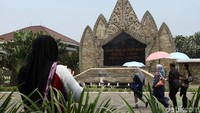 Satu per satu warga mulai mendatangi TMP Kalibata untuk melihat dan mengiringi prosesi pemakaman BJ Habibie.