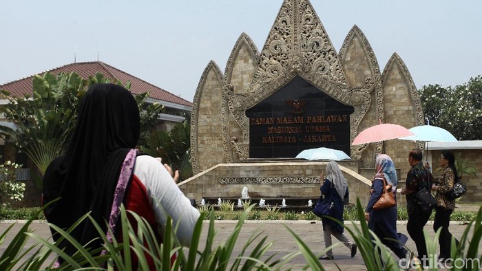 Kawasan TMP Kalibata mulai ramai didatangi oleh warga. Mereka datang untuk melihat dan mengiringi prosesi pemakaman Presiden ke-3 RI BJ Habibie.