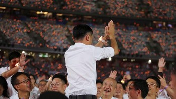 Ma tampak emosional dan menitikkan air mata saat para karyawan menyanyikan lagu untuknya. Media sosial setempat pun ramai dengan topik Jack Ma menangis. Foto: Reuters