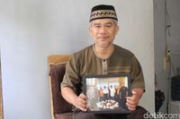 Sutiana memegang foto bersama mendiang BJ Habibie (Yudha Maulana/detikcom)