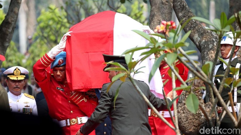 Sespri BJ Habibie Tak Lihat Keluarga Cendana Melayat Sespri BJ Habibie Tak Lihat Keluarga Cendana Melayat