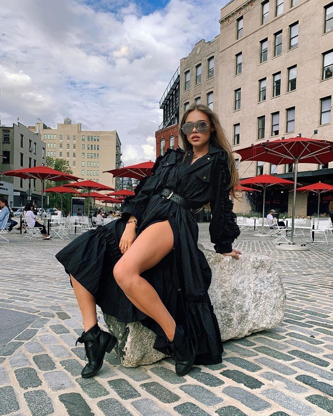 Selebgram yang pernah masuk dalam daftar wanita paling berpengaruh menurut Askmen tersebut sering berkolaborasi dengan brand-brand kenamaan seperti Chopard, L’Oreal, Moet & Chandon, Bulgari, American Express, Tom Ford, Dior, Ferragamo, hingga Samsung. Foto: Instagram @xenia