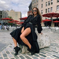 Selebgram yang pernah masuk dalam daftar wanita paling berpengaruh menurut Askmen tersebut sering berkolaborasi dengan brand-brand kenamaan seperti Chopard, L’Oreal, Moet & Chandon, Bulgari, American Express, Tom Ford, Dior, Ferragamo, hingga Samsung. Foto: Instagram @xenia