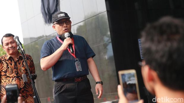 Puluhan mahasiswa dari sejumlah perguruan tinggi berunjukrasa menolak revisi UU KPK, di gedung KPK, Jalan Kuningan Persada, Jakarta Selatan, Kamis (12/9/2019). Massa aksi sempat ditemui oleh penyidik Novel Baswedan dan Penasehat KPK Tsani Annafari.