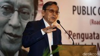 Boediono memaparkan pandangannya.