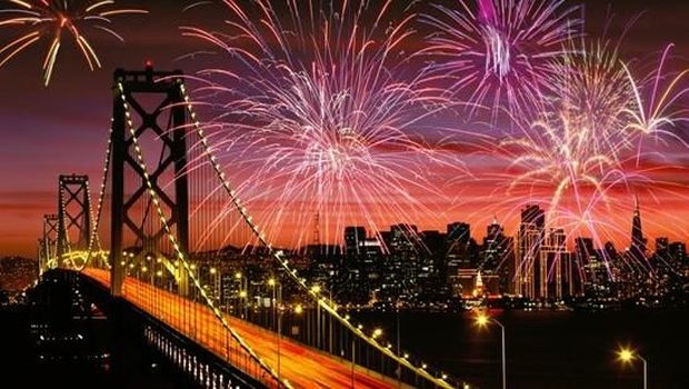 Menutup tahun sambil menonton kembang api di San Fransisco dengan latar Golden Gate Bridge