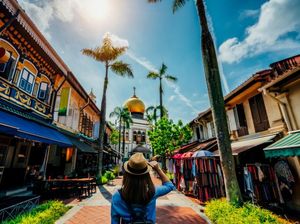 Traveling ke Luar Negeri Nggak Perlu Ribet Tukar Uang, Ini Caranya!