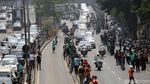 Antusias Warga Saksikan Iring-Iringan Mobil Jenazah Habibie