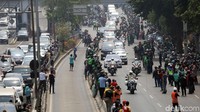 Warga juga nampak terlihat di sepanjang Jalan Raya Pasar Minggu dari arah Pancoran menuju TMP Kalibata. Beberapa terlihat berdiri di median jalan.