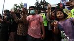 Warga Ramai-ramai Abadikan Kedatangan Jenazah BJ Habibie