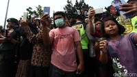 Warga yang memadati area TMP Kalibata kompak mengabadikan kedatangan jenazah BJ Habibie.