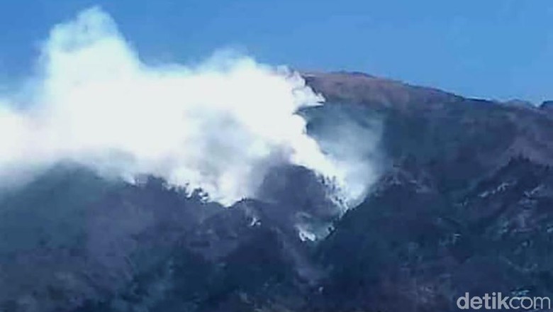 Medan Sulit Jadi Kendala Pemadaman Kebakaran di Gunung Merbabu Medan Sulit Jadi Kendala Pemadaman Kebakaran di Gunung Merbabu