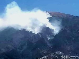 Penampakan Kepulan Asap Kebakaran di Lereng Gunung Merbabu
