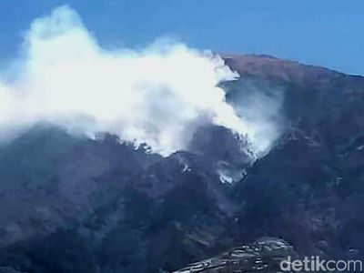 Penampakan Kepulan Asap Kebakaran di Lereng Gunung Merbabu