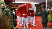 Peti jenazah BJ Habibie dibalut dengan bendera merah putih.